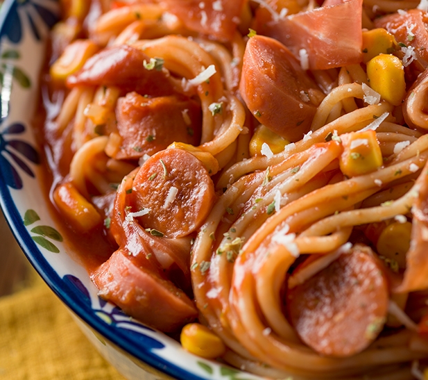 Spaghetti pomodoro con salchichas